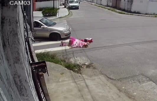 VÍDEO: palhaça "bom te ver" é atropelada ao tentar atravessar faixa de pedestre em João Pessoa