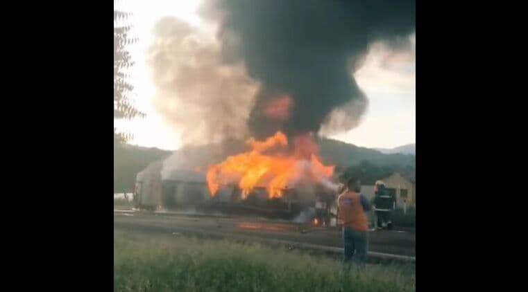 Carreta que transportava combustível tomba e é incendiada e motorista morre na BR-230, em Pombal