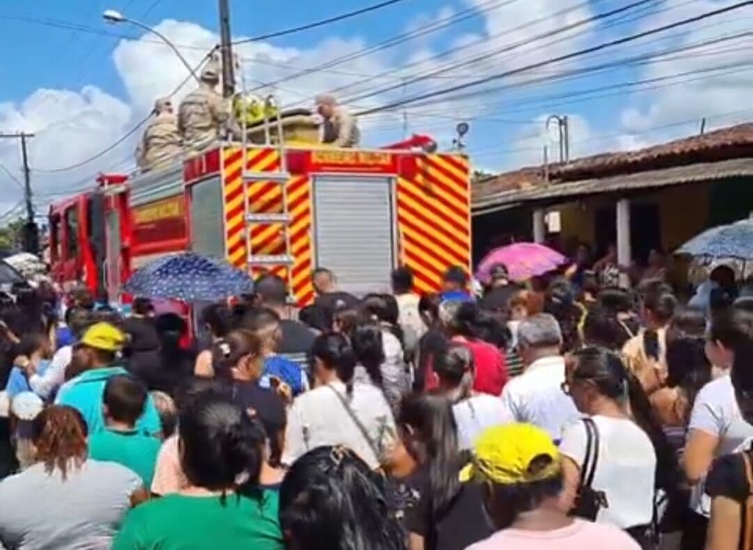 VÍDEOS: população de Pedras de Fogo se despede de Manoel Júnior em cortejo com homenagens e comoção