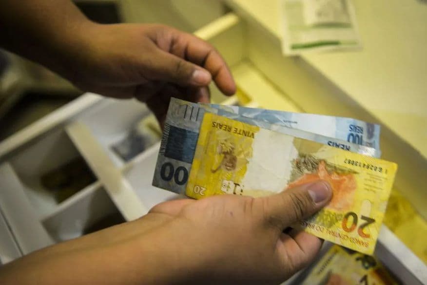 Presidente do Sindipetro afirma que redução anunciada pela Petrobras não vai conter aumento do preço dos combustíveis