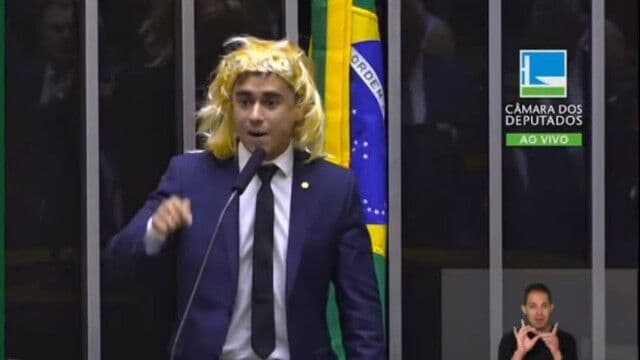 Nikolas Ferreira usa peruca para fazer discurso transfóbico em Dia da Mulher na Câmara