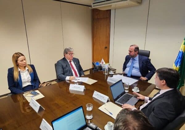 João Azevêdo se reúne com ministro e agenda reunião na Paraíba com Alexandre Silveira e governadores