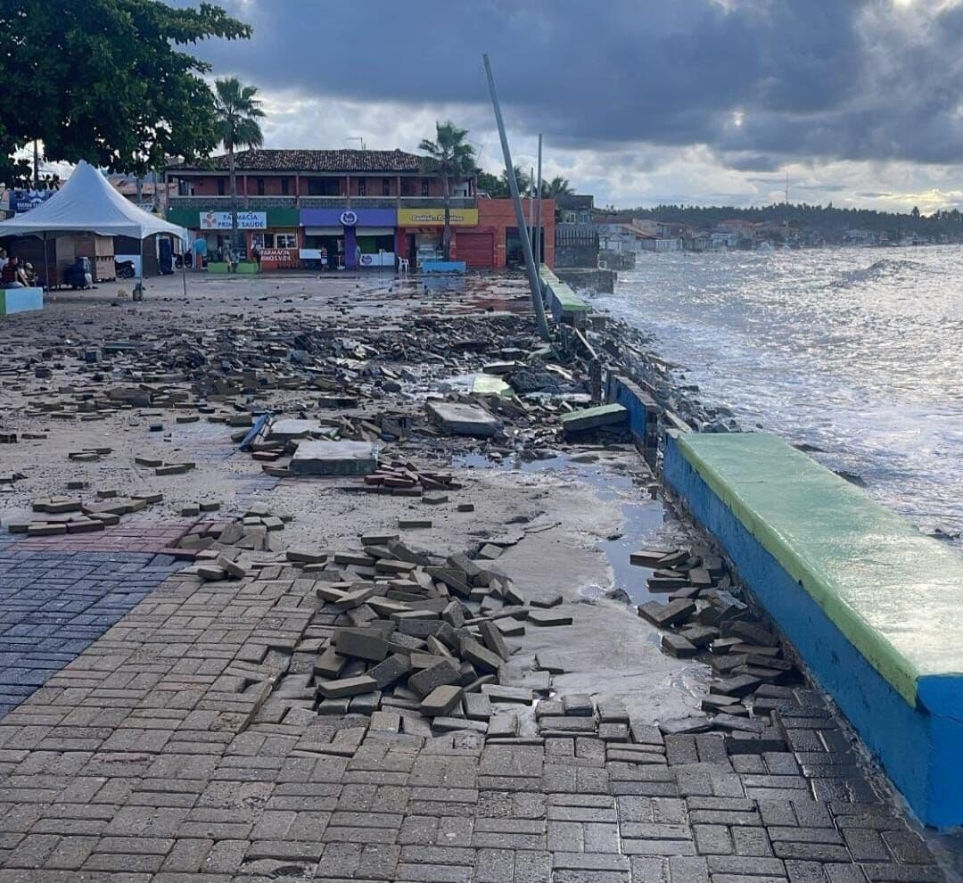 VÍDEO: maré alta destrói parte de praça em Baía da Traição