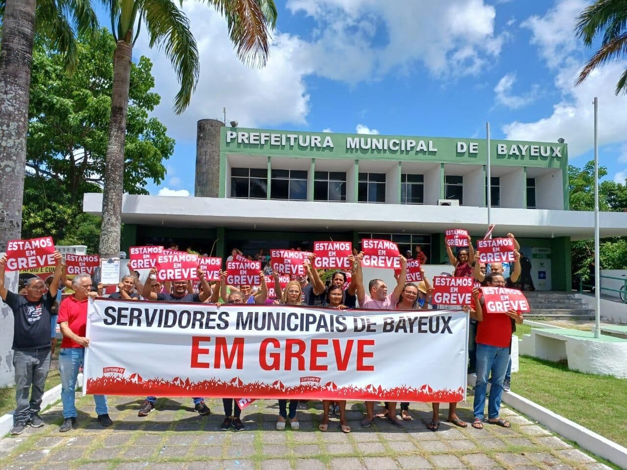 Servidores de Bayeux reclamam de falta de diálogo com prefeita e greve continua com ato em frente à Secretaria de Saúde
