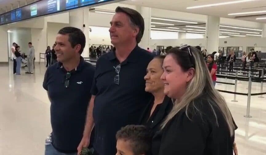 De volta ao Brasil, e recepcionado por multidão em festa, Bolsonaro fala que o "país vai voltar a dar certo"