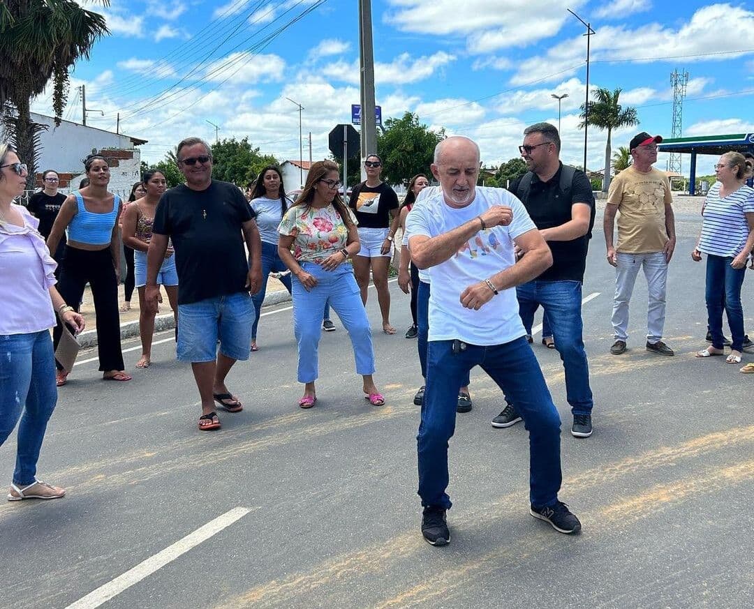 Prefeito que ‘desceu até o chão’ e recebeu R$ 5,4 mil em diárias volta a dançar em retorno a Nova Palmeira