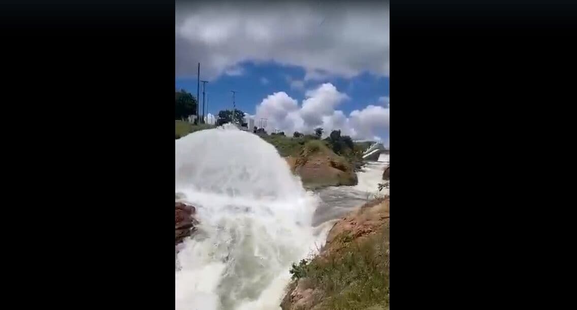 Sangria do açude São Gonçalo, em Sousa, atrai atenção de moradores da região