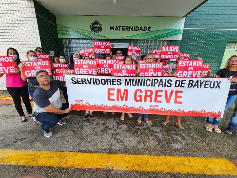 Greve dos servidores de Bayeux completa um mês sem avanço e sindicato reclama de "falta de respeito" da gestão