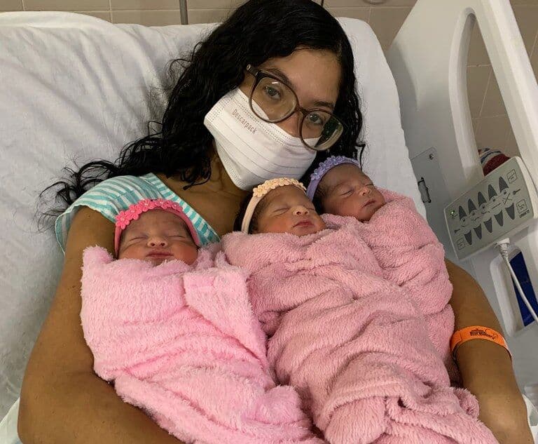 Gravidez natural: mulher dá à luz a trigêmeos em hospital da Paraíba e chama a atenção de equipe médica