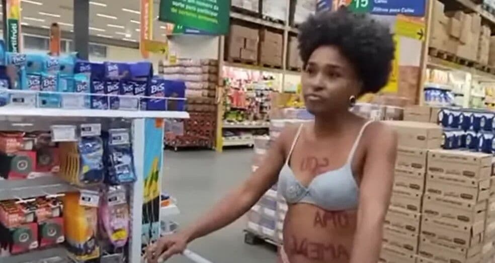 Professora tira a roupa em protesto contra racismo em mercado