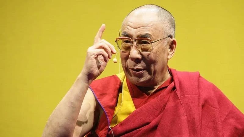 Beijo em criança e acusação de machismo: as polêmicas envolvendo Dalai Lama