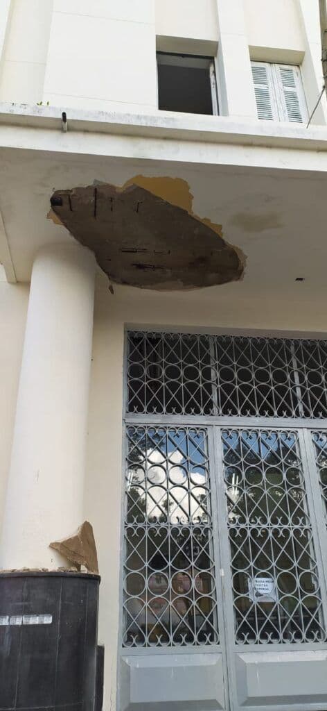 Marquise de agência dos Correios desaba e atinge homem em Campina Grande