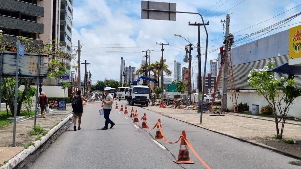 Bairro Aeroclube recebe reforço na rede elétrica e Seinfra auxilia Energisa