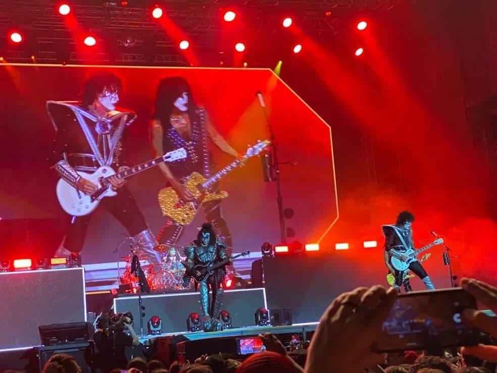 Banda Kiss interrompe show em Manaus após Gene Simmons passar mal