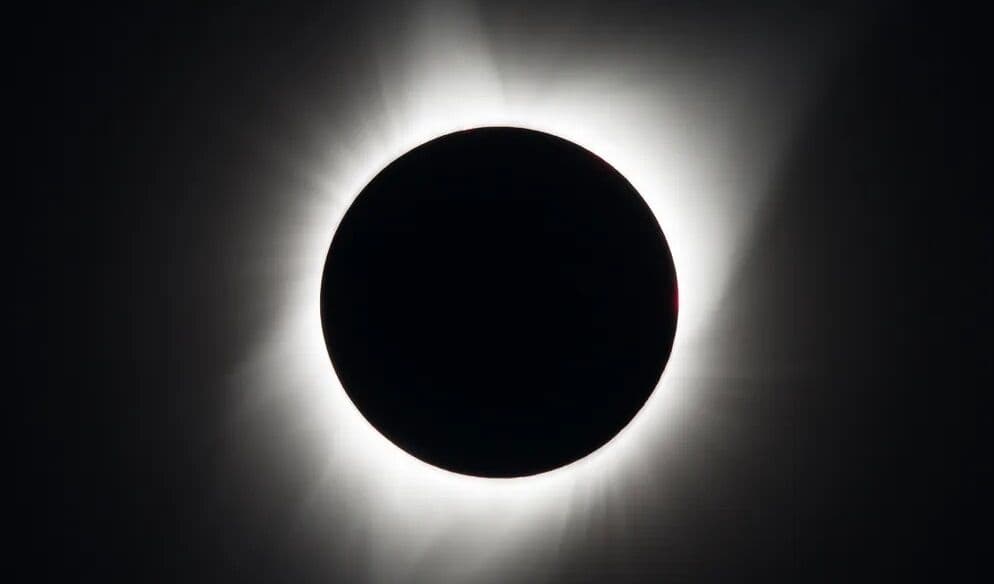 Raro eclipse solar híbrido ocorre nesta quinta, mas não será visível no Brasil