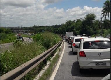 Engavetamento envolvendo cinco veículos deixa ferido na BR-230: acidente causa lentidão na saída de João Pessoa