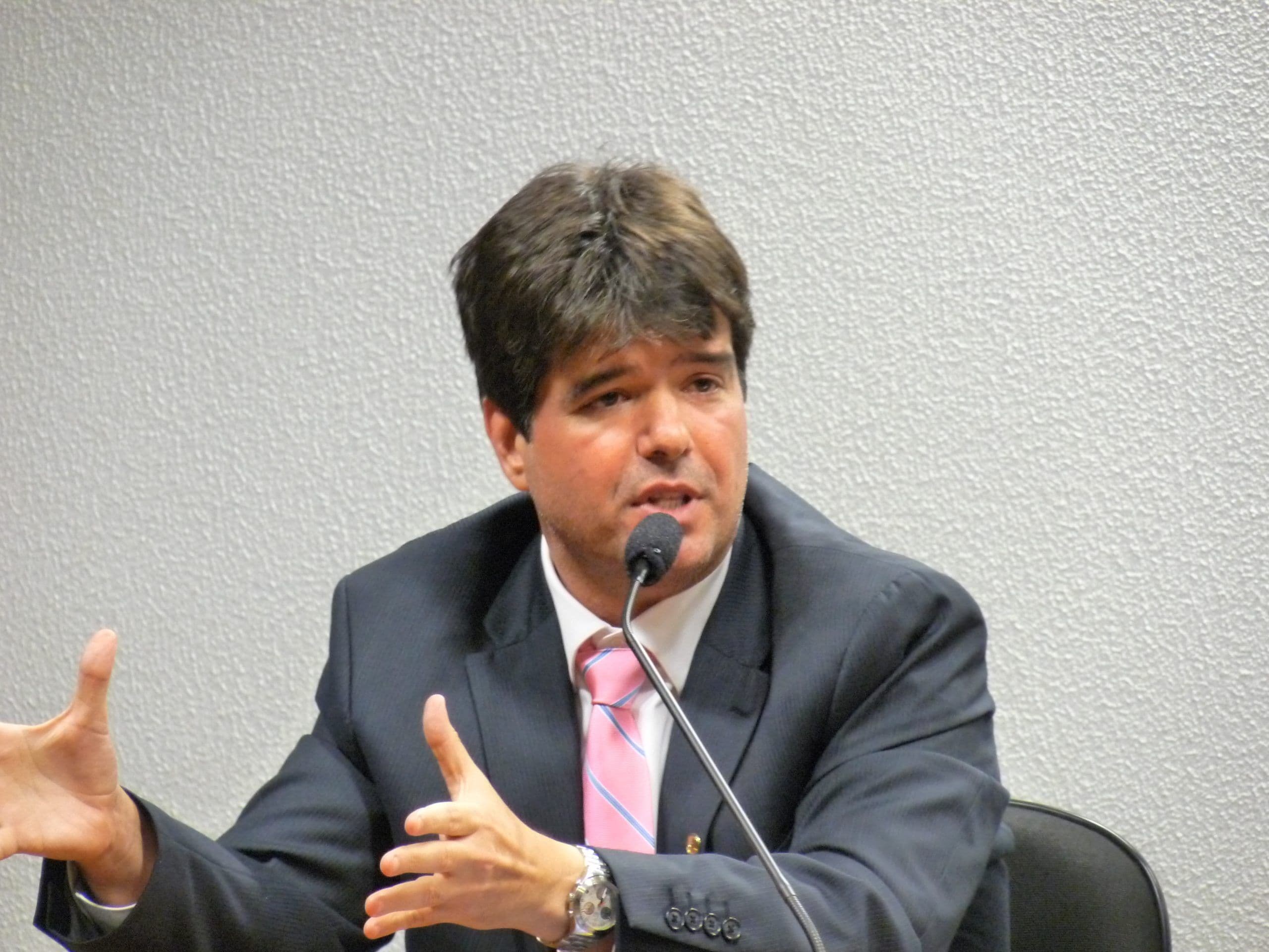 "Tinha dúvida sobre a CPI, mas com o novo episódio do ministro vou assinar" declara deputado Ruy Carneiro