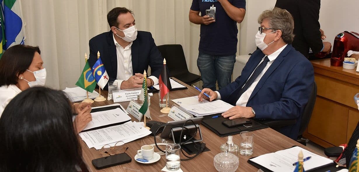 De chapas opositoras, Bruno Roberto e Pedro Cunha Lima aparecem lado a lado em palanque no fim de semana