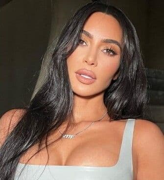 Modelo conhecida por ser sósia de Kim Kardashian morre após cirurgia plástica: 'Trágico e inesperado'