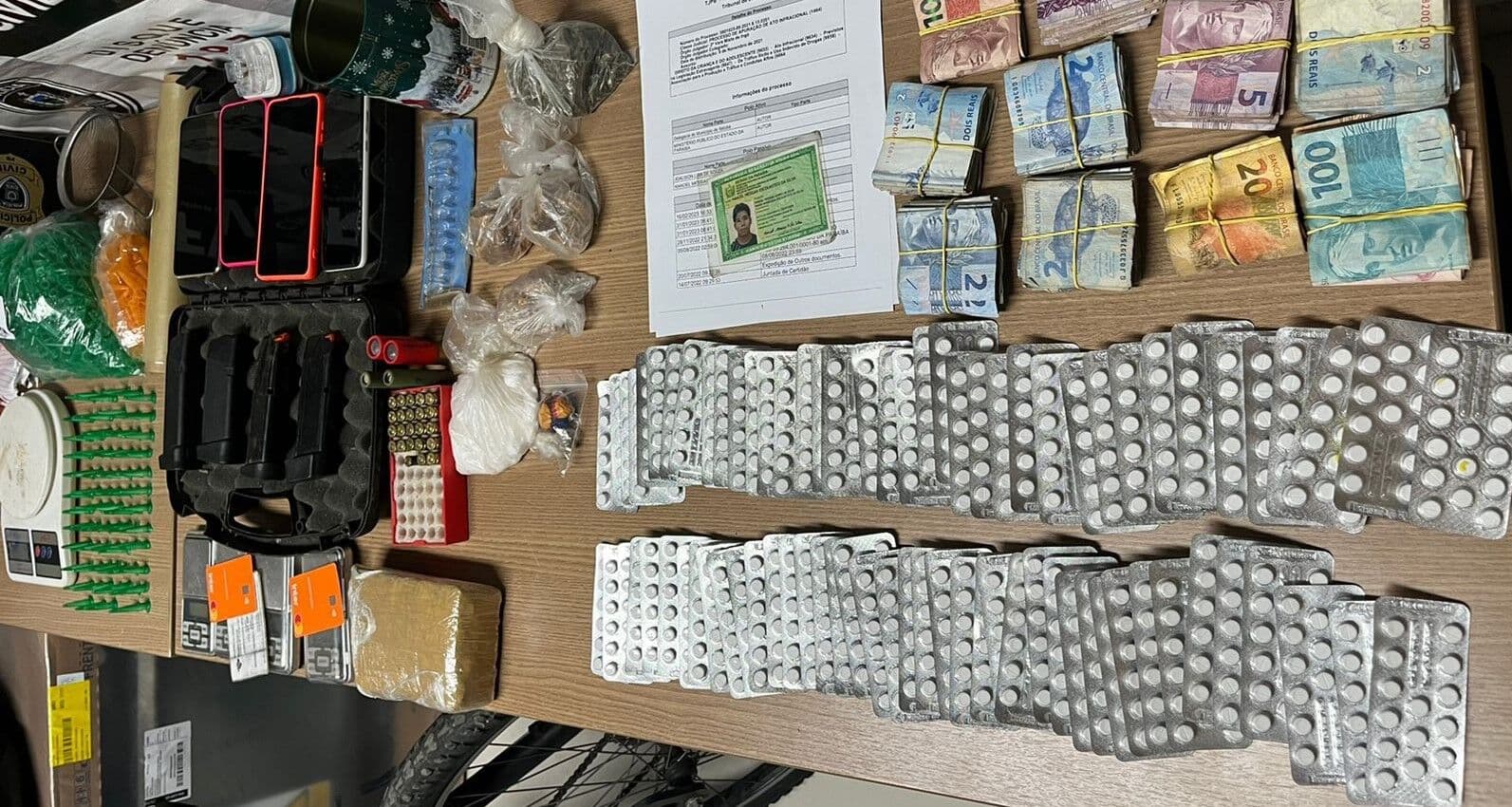 Polícia apreende drogas, armas, munições e dinheiro em casa abandonada no Timbó, em João Pessoa