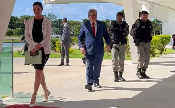 "O que queremos é que a reforma tributária seja justa" diz João Azevêdo ao chegar no Encontro com Governadores