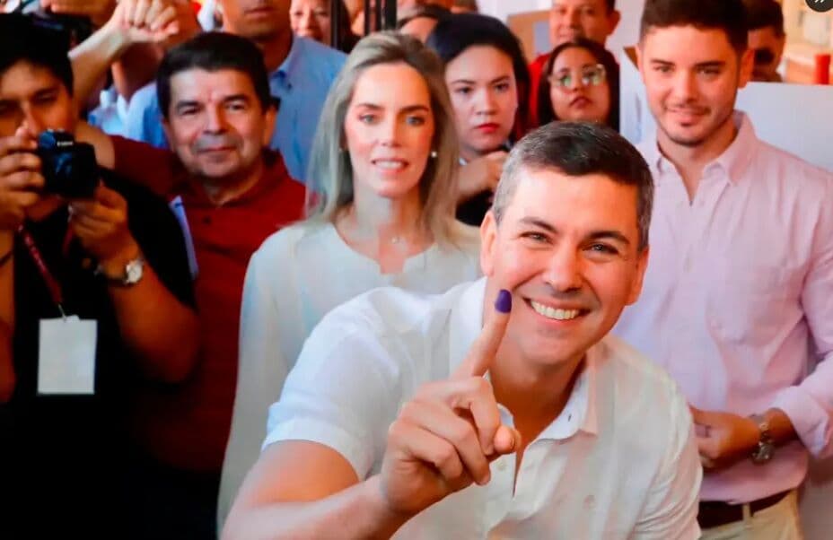 Santiago Peña, de 44 anos, vence eleições no Paraguai; conheça o novo presidente do país