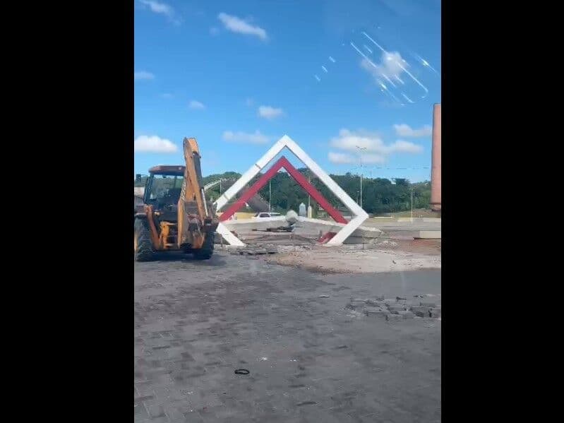 VEJA VÍDEO: estrutura de concreto desaba em praça na cidade de Santa Rita durante instalação
