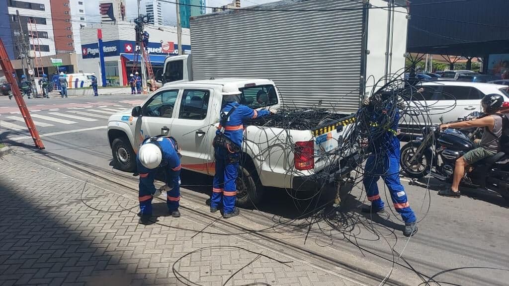 Operação retira quase 30 toneladas de fios e cabos irregulares em postes na Paraíba