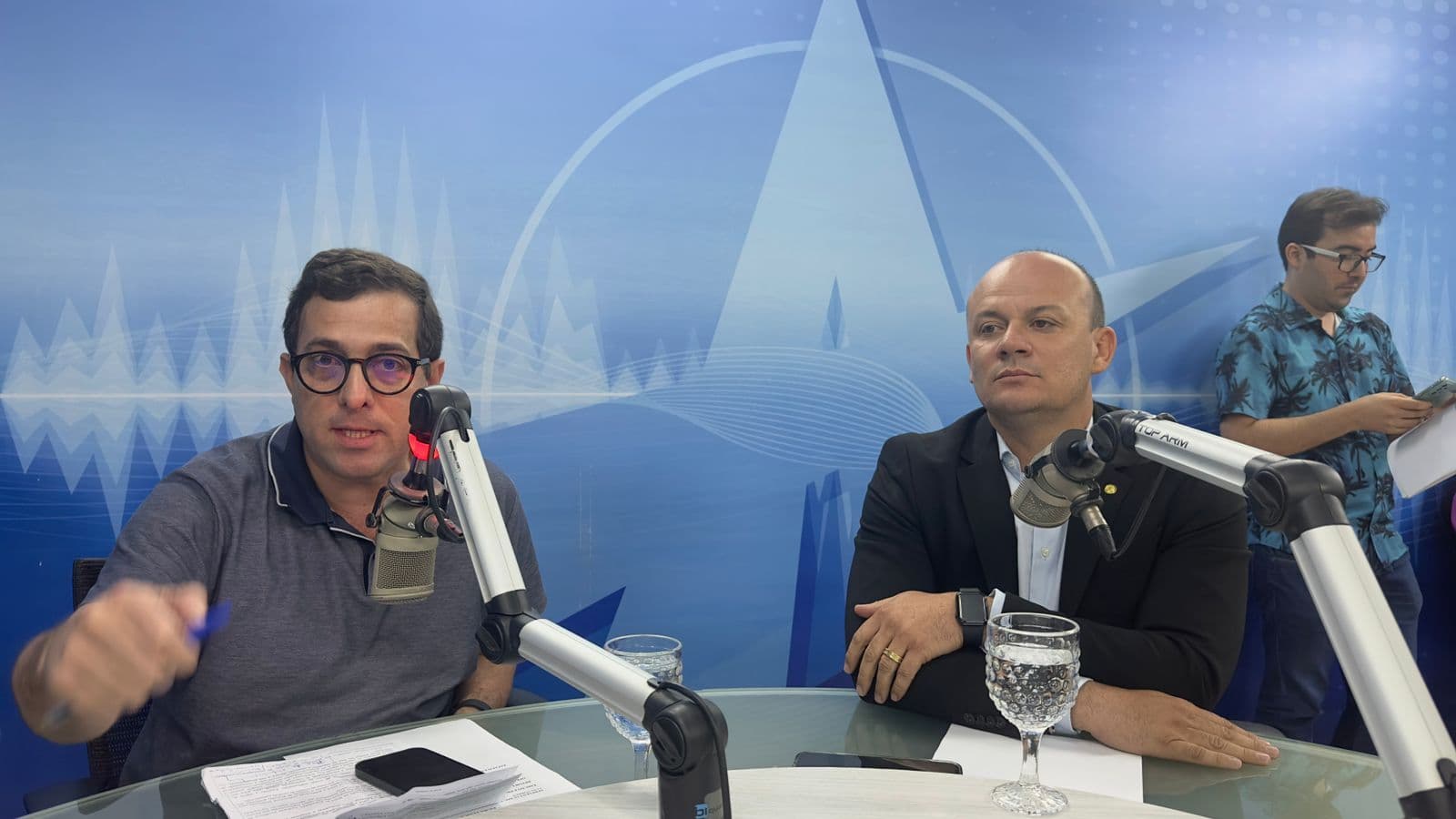 Cabo Gilberto justifica voto contra equiparação salarial: "já existe na CLT, falta cumprir"; Gervásio rebate: "foi contra as mulheres"