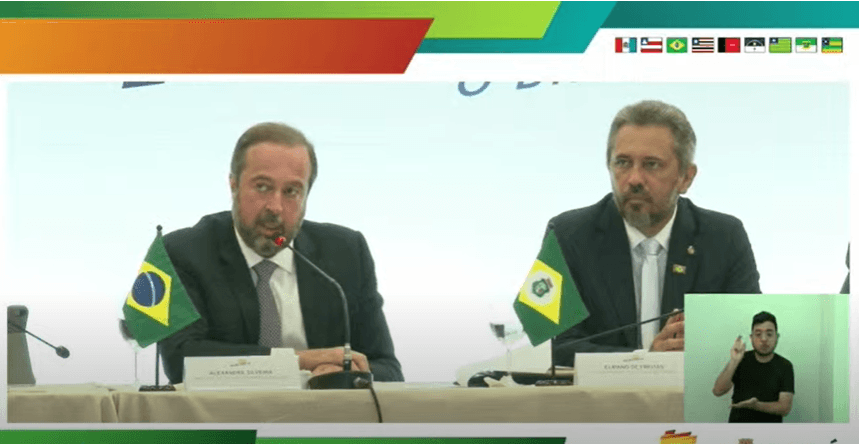 Pescadores tentam salvar filhote de tartaruga que ficou preso em mancha de óleo em Acaú na Paraíba