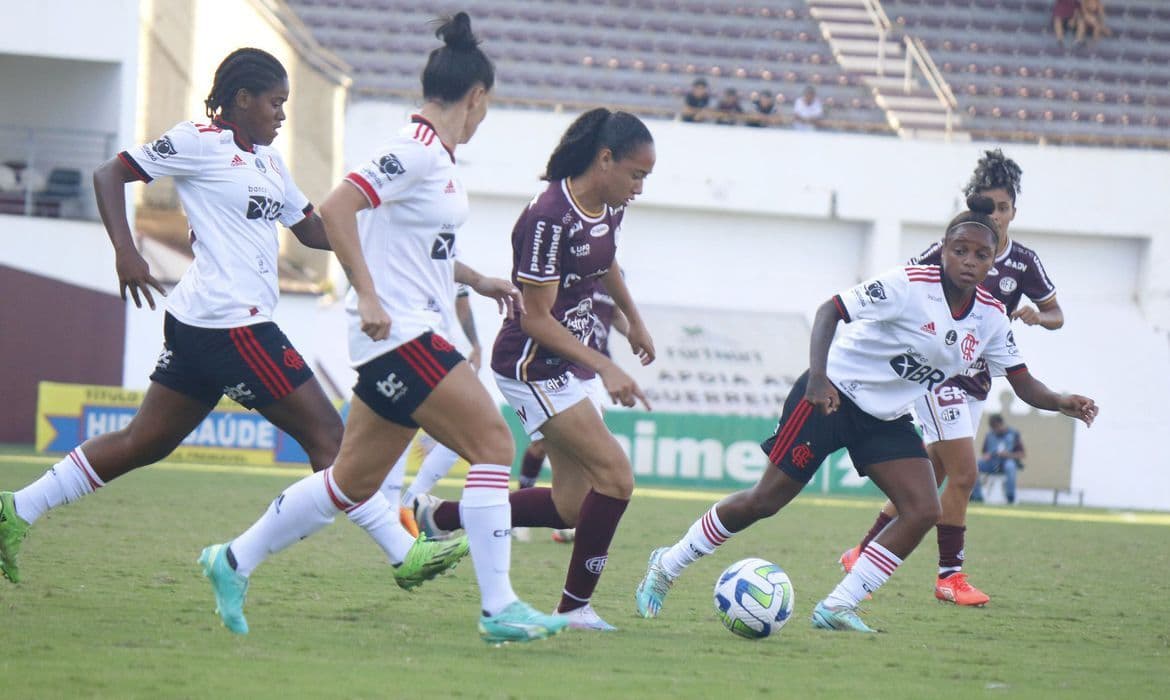 Flamengo se isola na ponta do Brasileirão Feminino ao derrotar Ferroviária