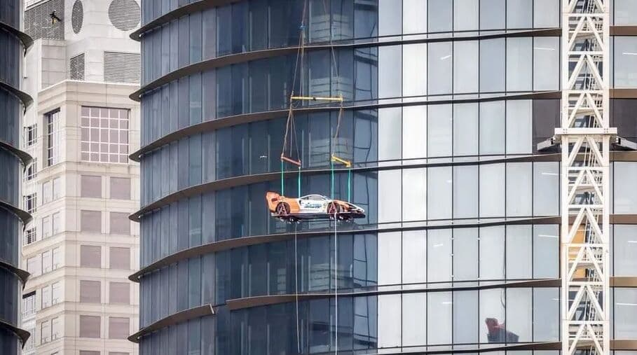 Australiano usa guindaste para levar McLaren Senna de R$ 9,9 milhões até sua cobertura no 57° andar