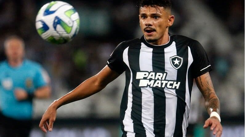 Paraibano Tiquinho marca duas vezes e se isola na artilharia do Brasileirão