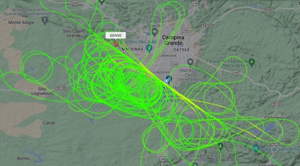 Avião de pequeno porte sobrevoa Campina Grande em círculos e chama atenção da população