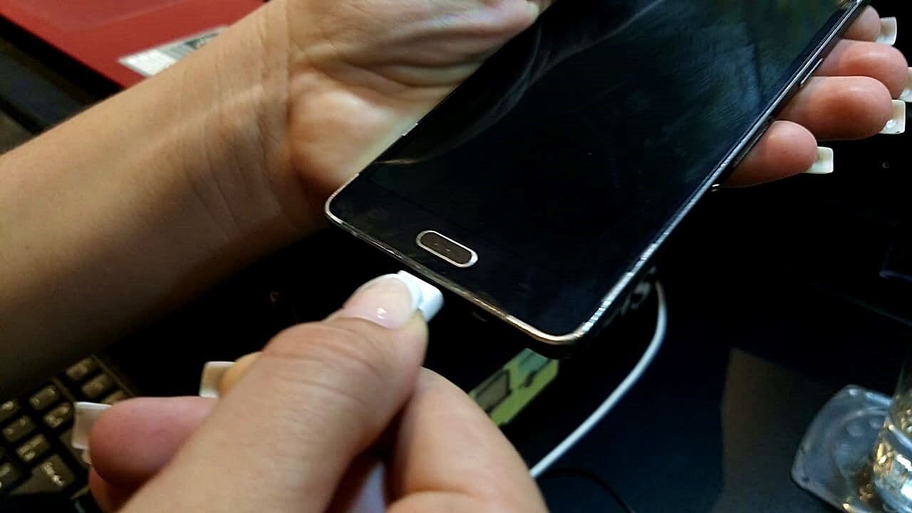 Saiba por que carregador de celular esquenta e como evitar explosão