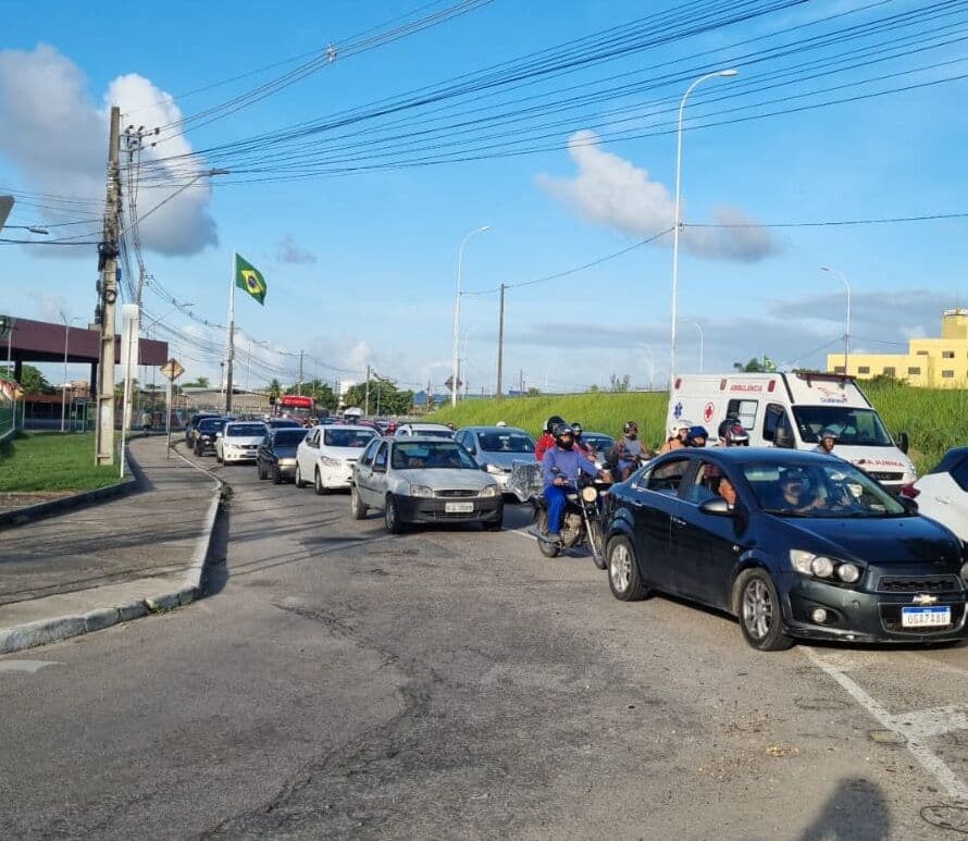 Motoristas enfrentam trânsito lento na BR-230 por conta do desvio para construção de viaduto em João Pessoa