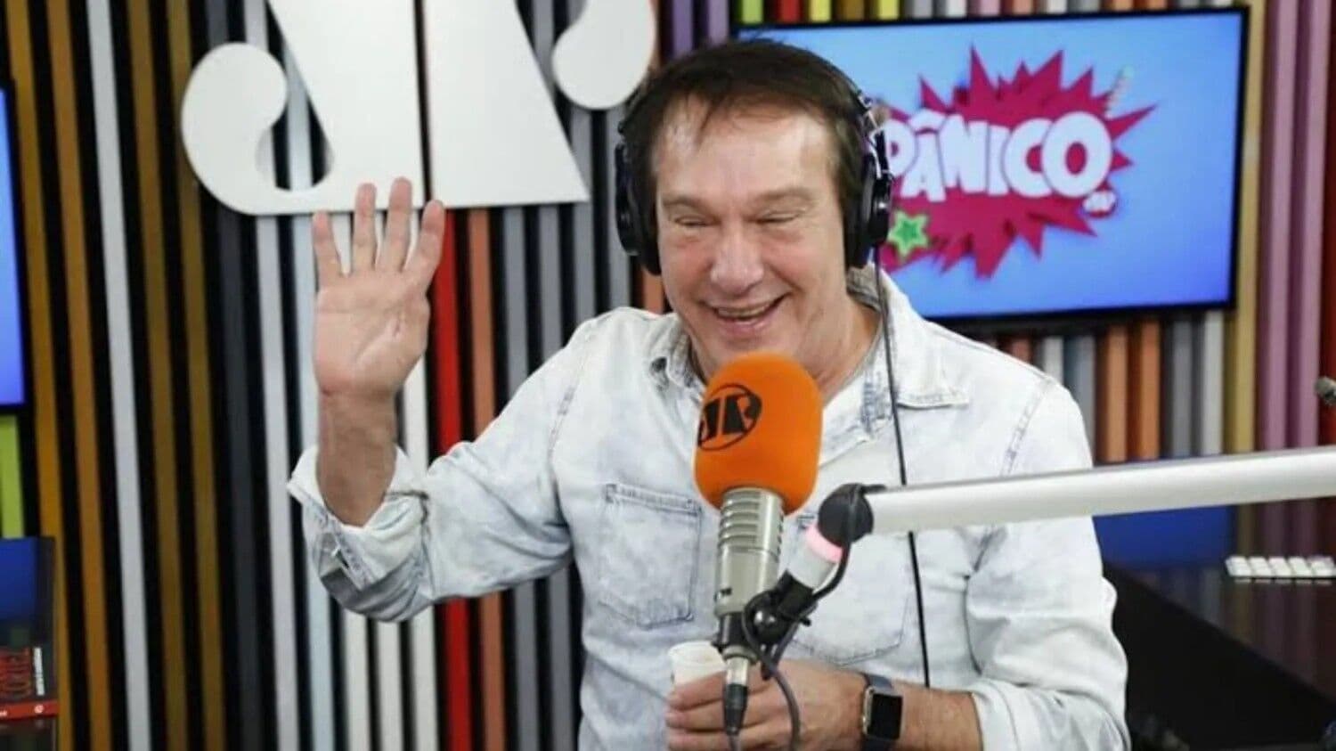 Após internação para tratar câncer, Emilio Surita volta ao 'Programa Pânico' e comenta estado de saúde