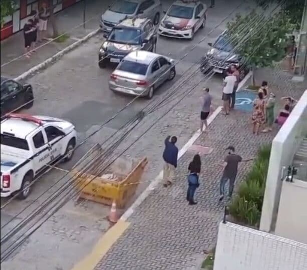 Mulher é baleada ao acelerar carro em tentativa de assalto no bairro de Manaíra