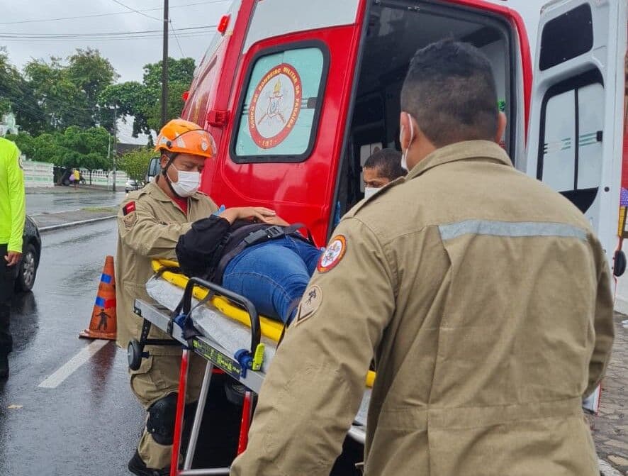 Motociclista fica ferido após colidir em traseira de ônibus, no bairro Cruz das Armas