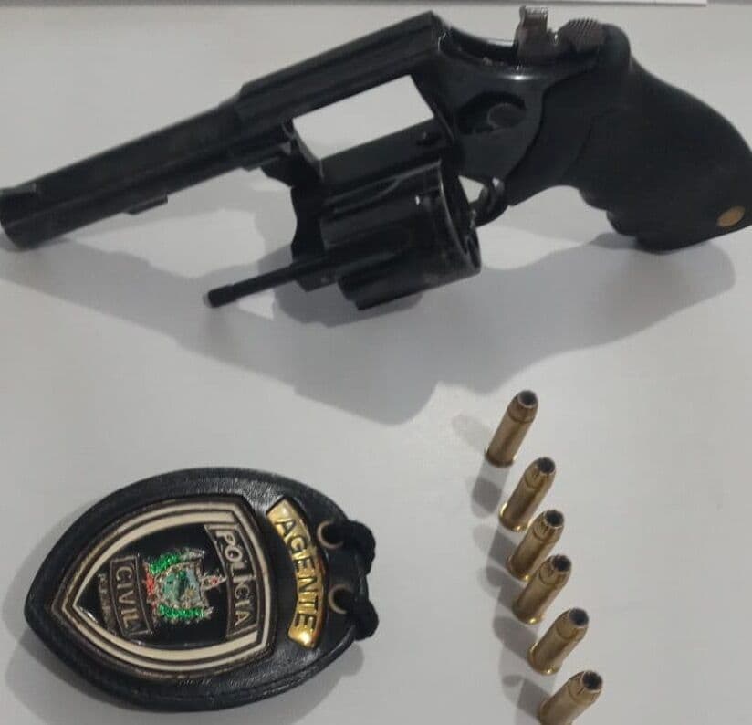 Polícia prende motorista de transporte escolar que exibia arma e causava medo a estudantes dentro de ônibus na Paraíba