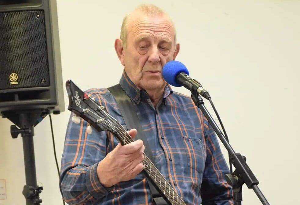 Chas Newby, ex-baixista do Beatles, morre aos 81 anos