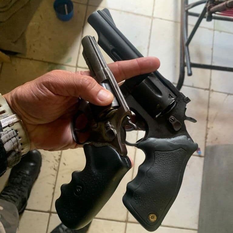 Casal é preso com espingarda, revólveres, munições, drogas e dinheiro no bairro do Cristo, em João Pessoa