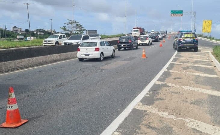 Faixa da BR-230 é interditada após carga cair de veículo no viaduto de Oitizeiro, em João Pessoa