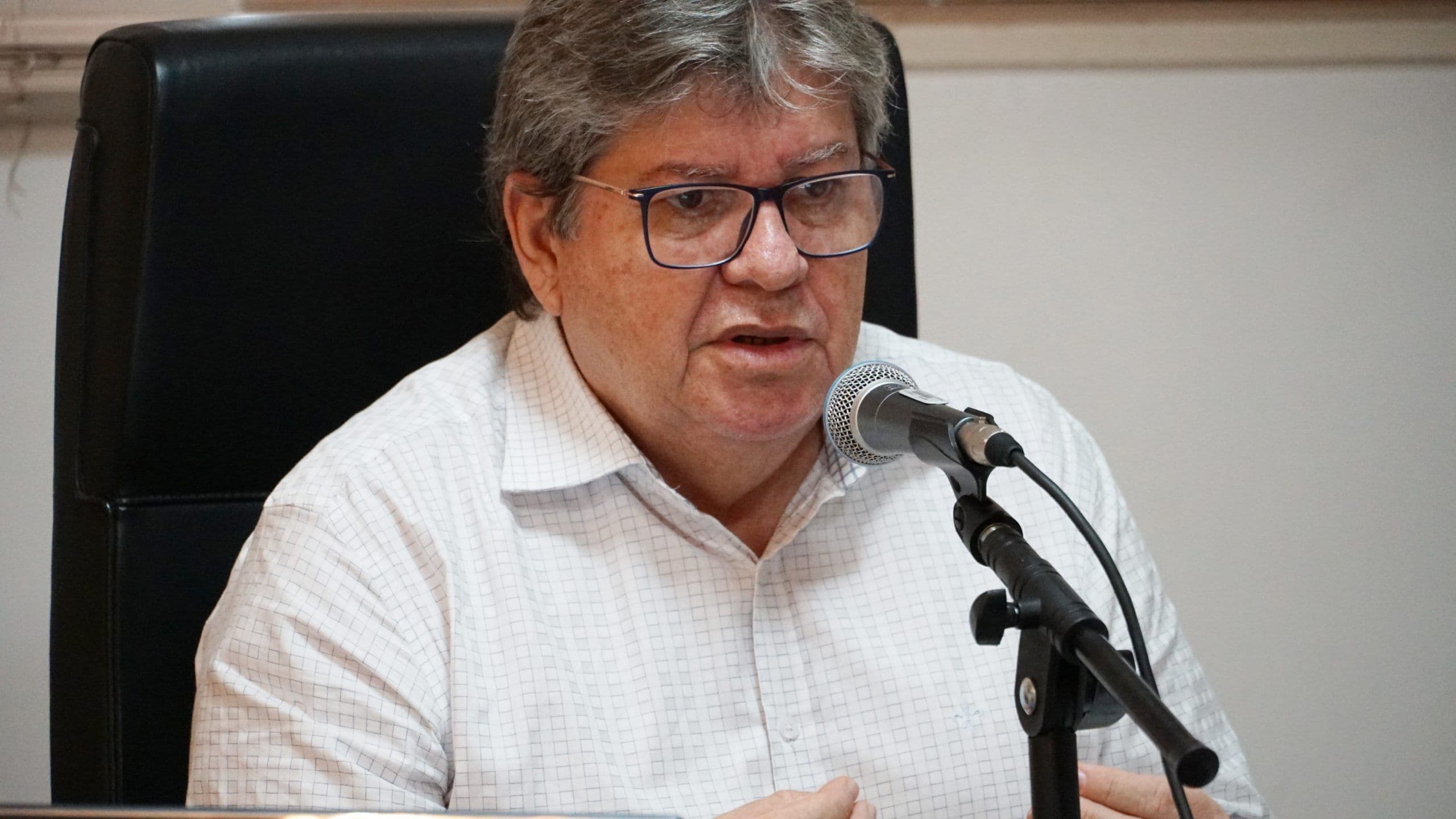 João Azevêdo analisa reabrir alguns serviços na Paraíba, mas diz que isolamento continua
