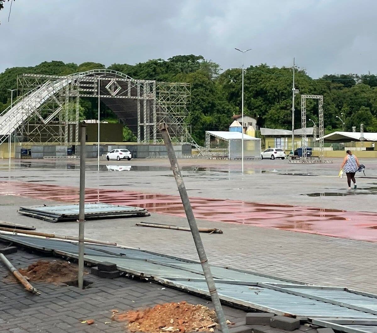 Prefeitura de Santa Rita monta estrutura de palco e cenografia do São João, mas licitação para contratar empresa só corre amanhã