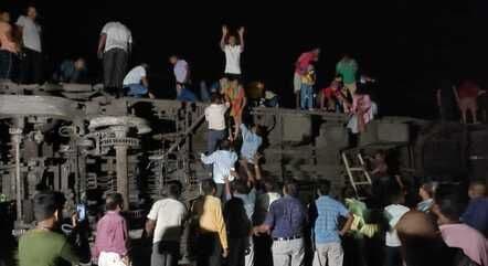 Acidente de trem na Índia deixa centenas de feridos e dezenas de mortes