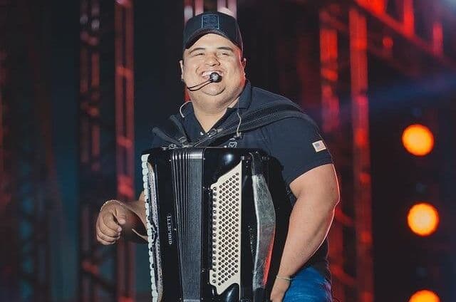 Mossoró contrata Tarcísio do Acordeon por R$ 130 mil e Santa Rita quase triplica valor do cachê para R$ 320 mil