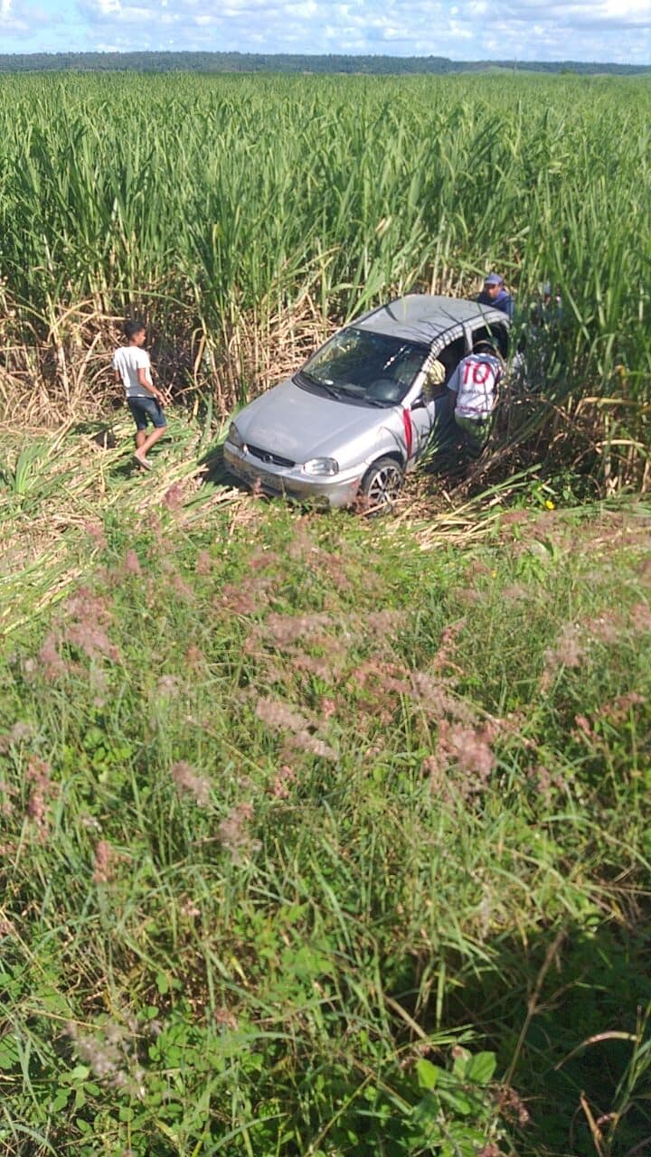 Motorista perde controle de veículo e cai em ribanceira entre Santa Rita e Cruz do Espírito Santo