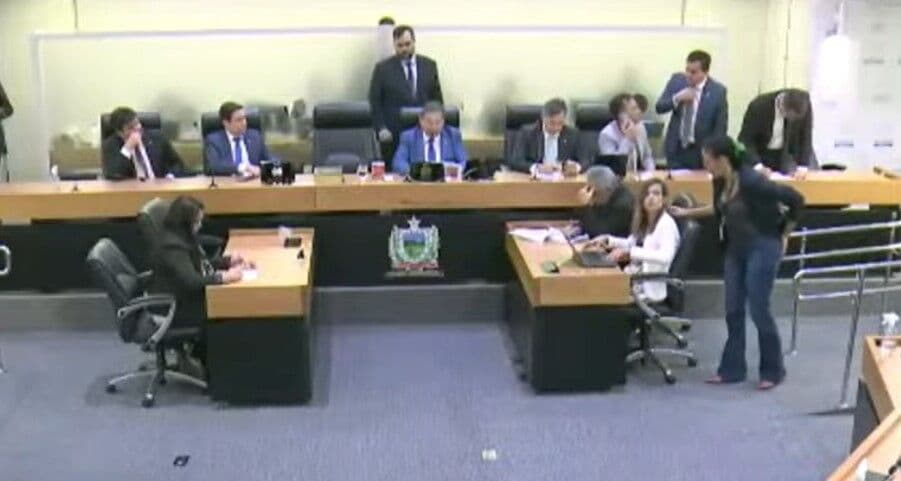 Deputados aprovam projeto que proíbe contratação de condenados pela Lei Maria da Penha na administração pública