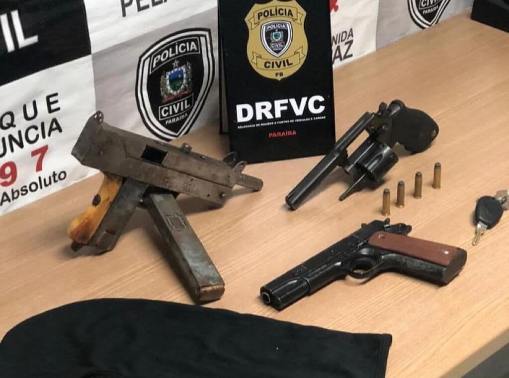 Três homens são presos com metralhadora, revólver e carro roubado no Centro de João Pessoa